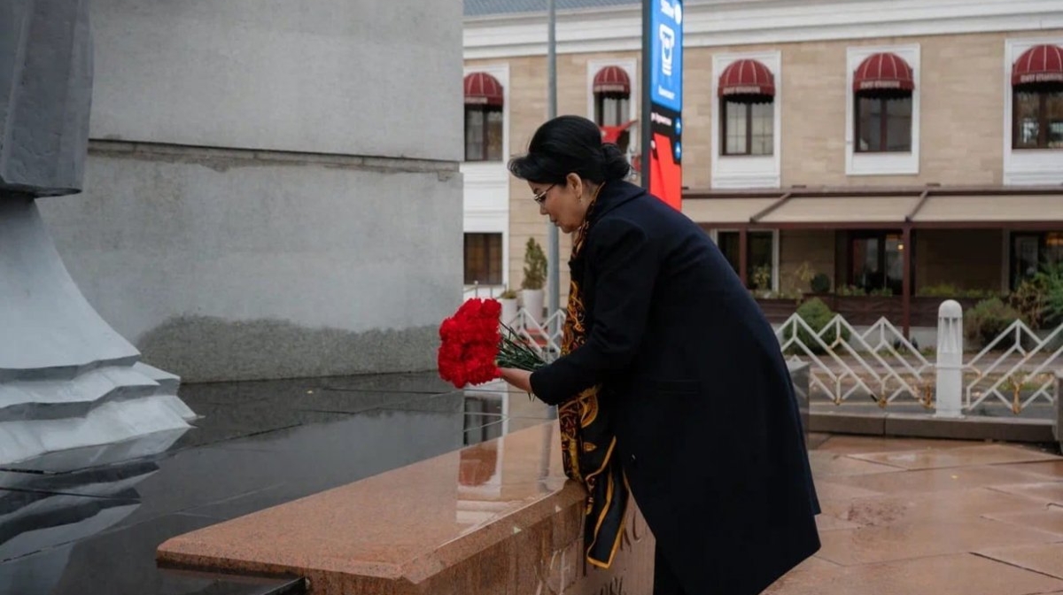 Saltanat Tursynbekova Almatyda Jeltoqsan oqiǵasy qurbandaryn eske aldy