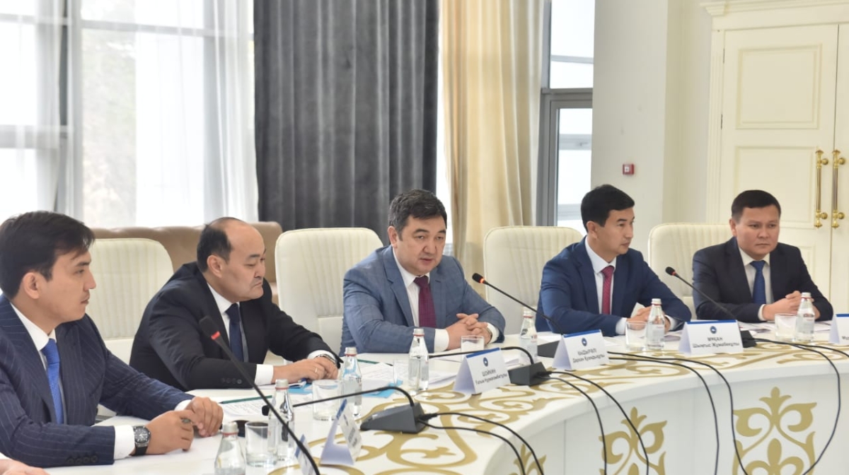 Aqparat ministri Assambleia múshelerimen ashyq pikir almasty