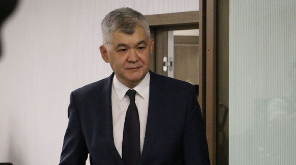 "Jańa Qazaqstanǵa senemin...". Eks-ministr sot zalynan bosap shyqty