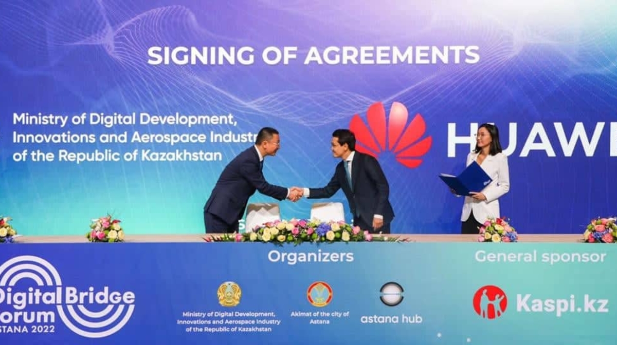 تسيفرلىق دامۋ مينيسترلٸگٸ مەن Huawei مەموراندۋمعا قول قويدى