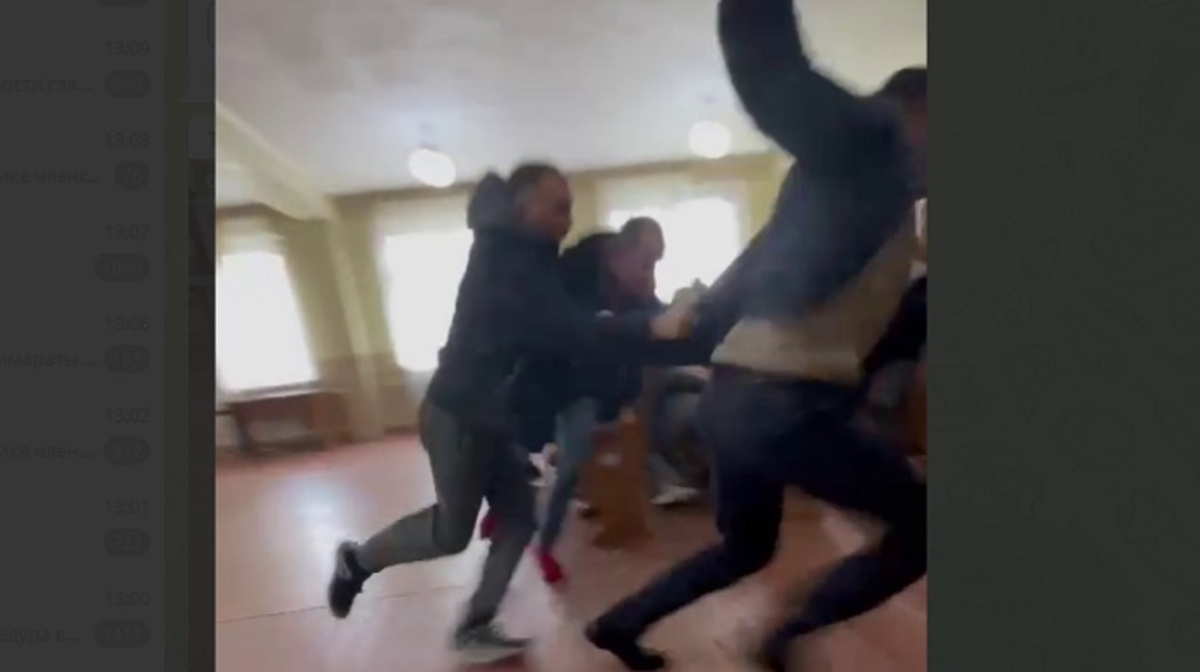 Jas jigit áskeri komissariat qyzmetkerin atyp tastady (video)
