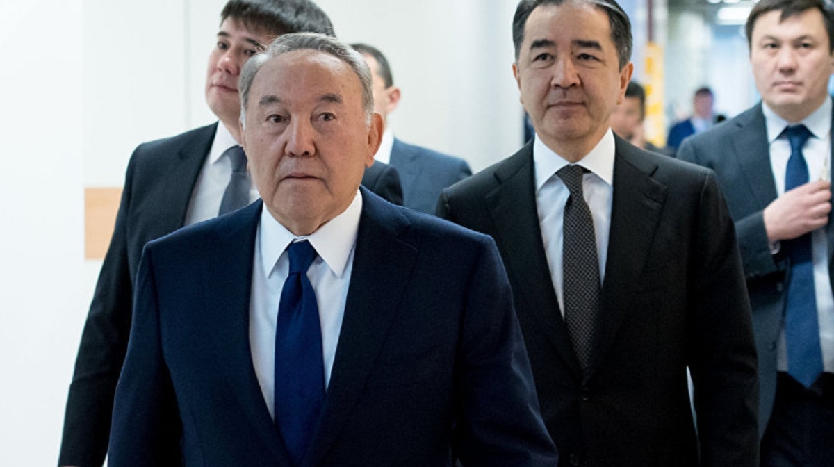 Merekeden sharshaǵan depýtattar Nazarbaev kúnin alyp tastaýdy usyndy