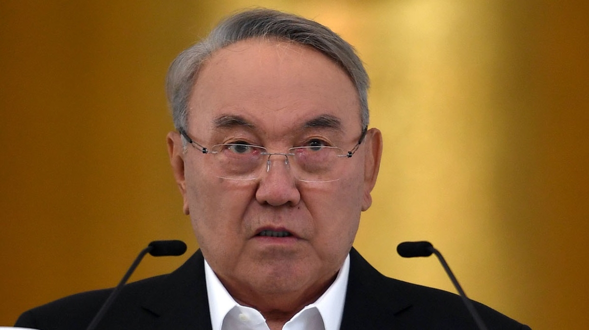 Meshit daýy? Nazarbaev halyqqa qyr kórsetip jatyr - saiasatker Qosanov