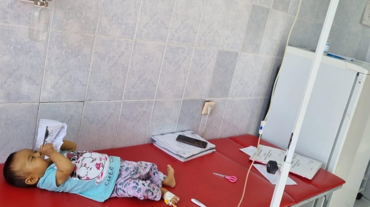 "Ót joly biteý týylǵan...". 6 ailyq sábige anasy baýyryn kesip bermek