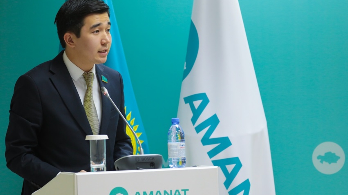 Mádi Ahmetov «Diplommen aýylǵa» jobasynyń shiki tustaryn jipke tizip berdi