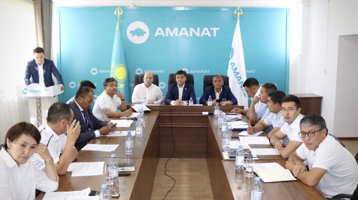 «AMANAT» partiiasy qurylysy toqtap turǵan úsh mekteptiń máselesine nazar aýdardy