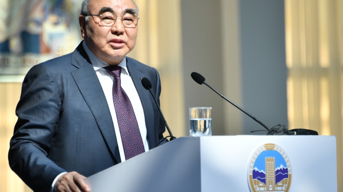 Asqar Aqaev QazUÝ doktoranttaryna diplom tabystady