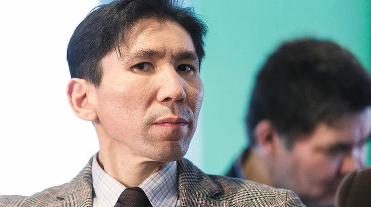 «Qazaq tilin úirenýge zaýqy joq». Jýrnalist Sátbaevtyń «popýlist» ekenin aitty