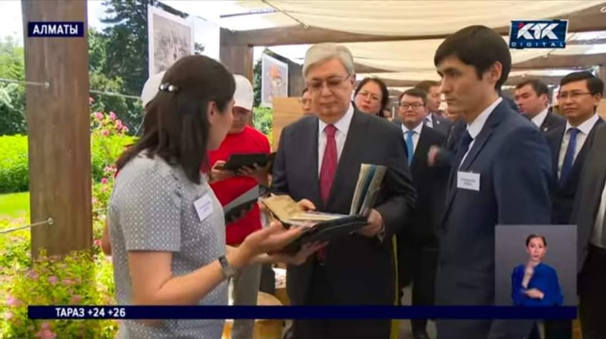 Aqyn Erjan Jumabekuly Prezident Qasym-Jomart Toqaev aldynda til týraly aitty