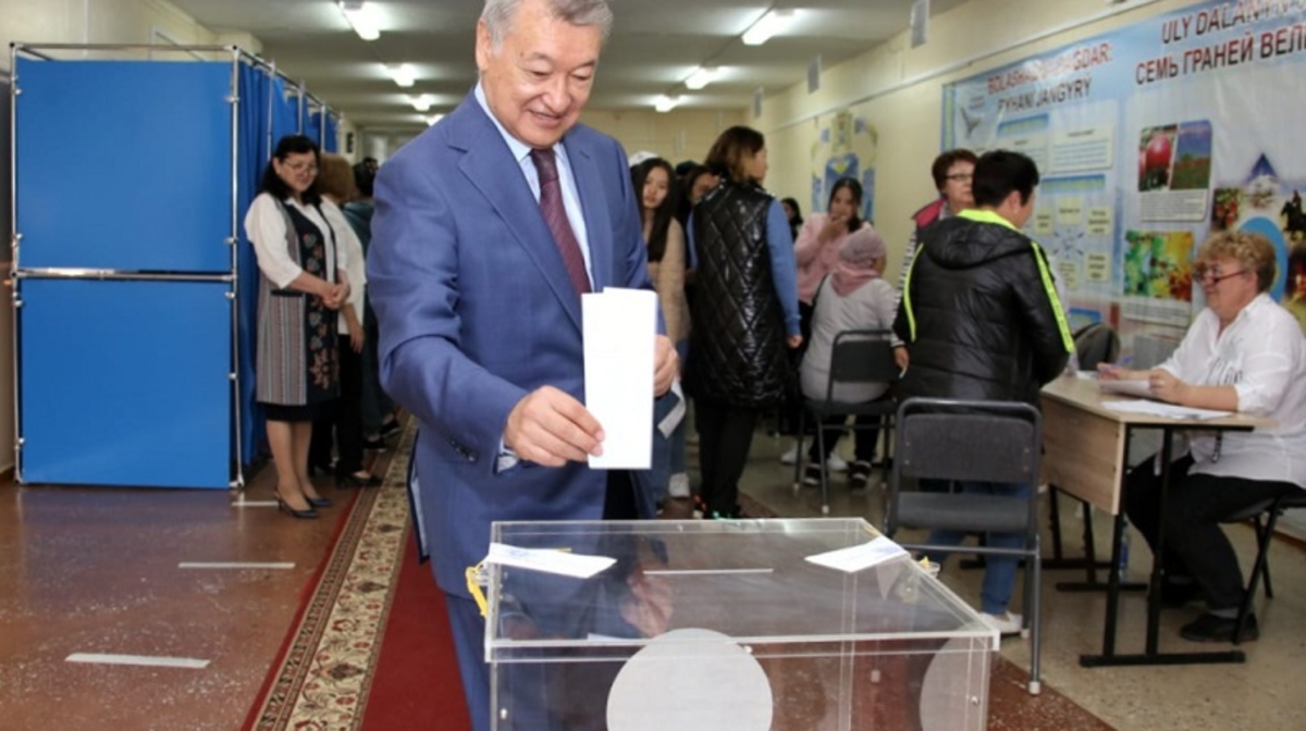 ShQO ákimi Danial Ahmetov referendýmda daýys berdi
