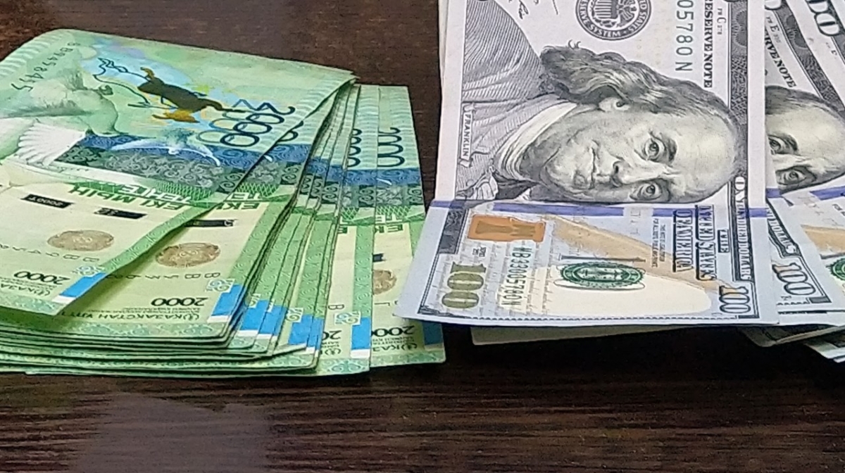 Dollar qulap jatyr