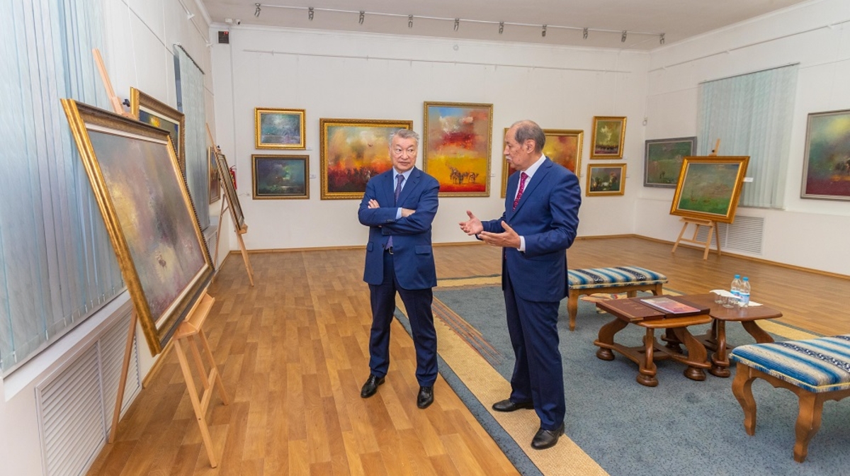 Даниал Ахметов танымал қазақстандық суретші Алпысбай Қазғұловтың көрмесін тамашалады