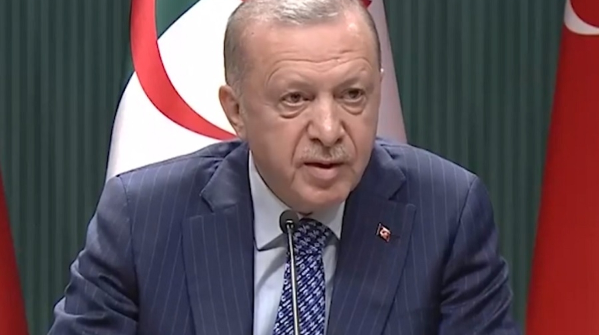 «Bizge renjimesin, terroristerdi qoldaǵan ózderi».  Erdoǵan fin men shvedterdiń NATO-ǵa múshe bolýyna qarsy