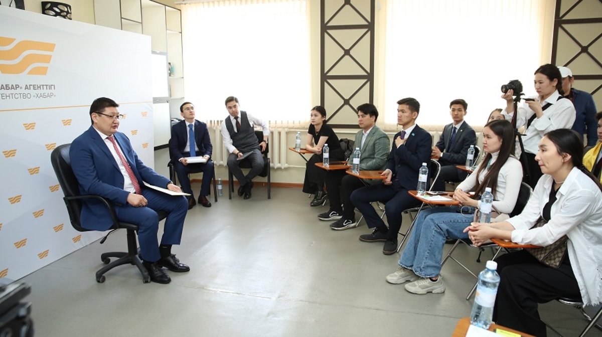 Берік Уәли болашақ журналистермен кездесті