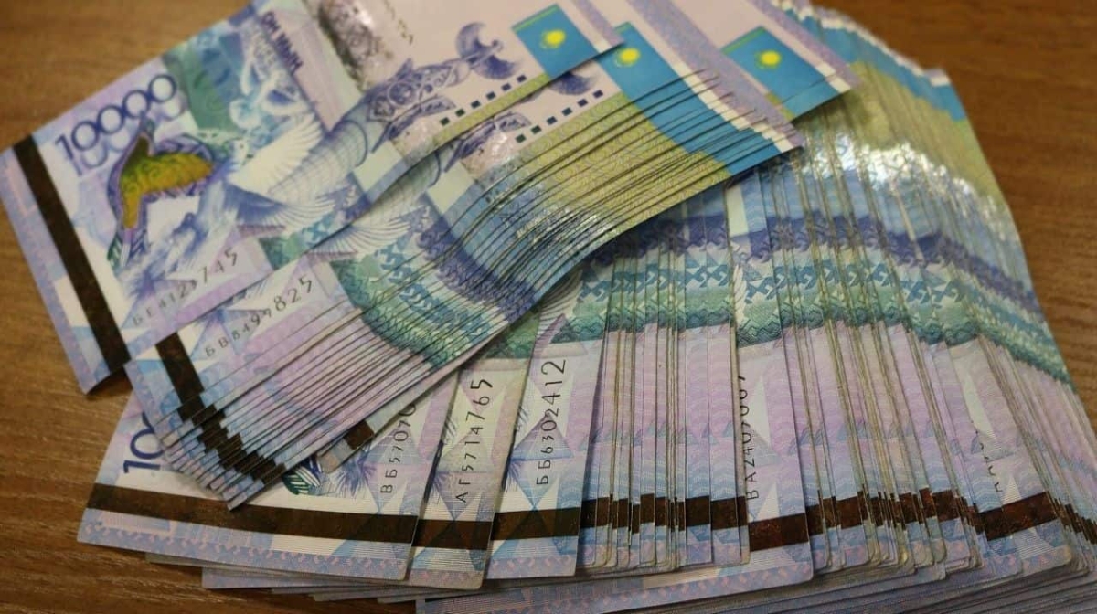 Politsiia qyzmetkeri 500 teńge para alyp, 7,5 mln teńge aiyppul tóledi