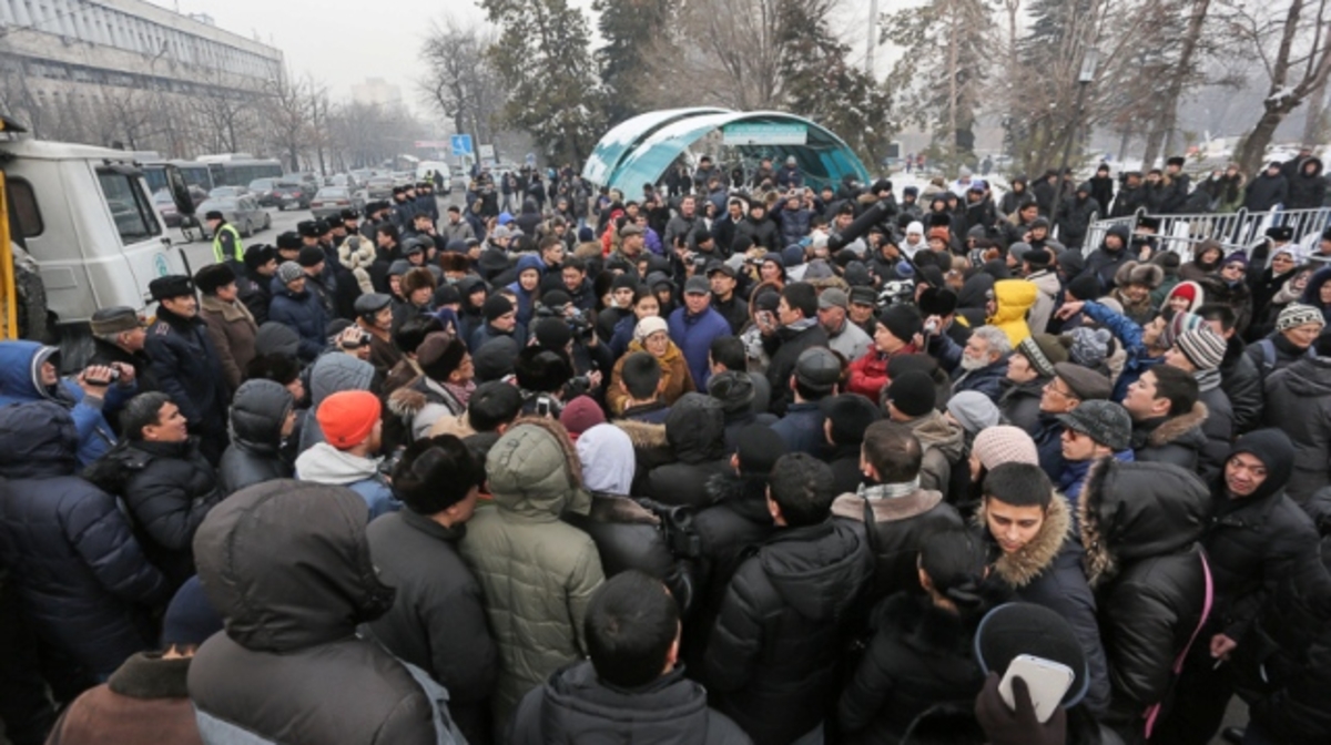 Miting týraly jańa zań politsiia men narazy top arasynda eshqandai qaqtyǵysty boldyrmaǵan