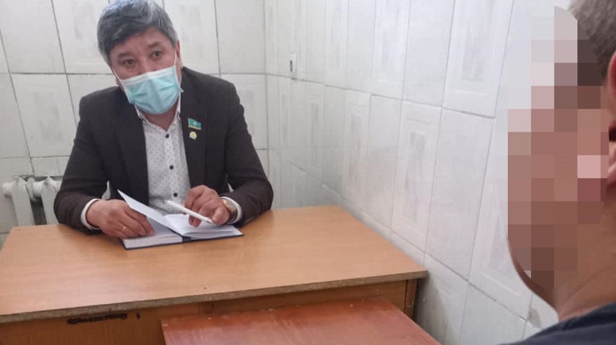 Májilis depýtaty Taldyqorǵanda "Qańtar oqiǵasyna" bailanysty qamalǵandarmen kezdesti