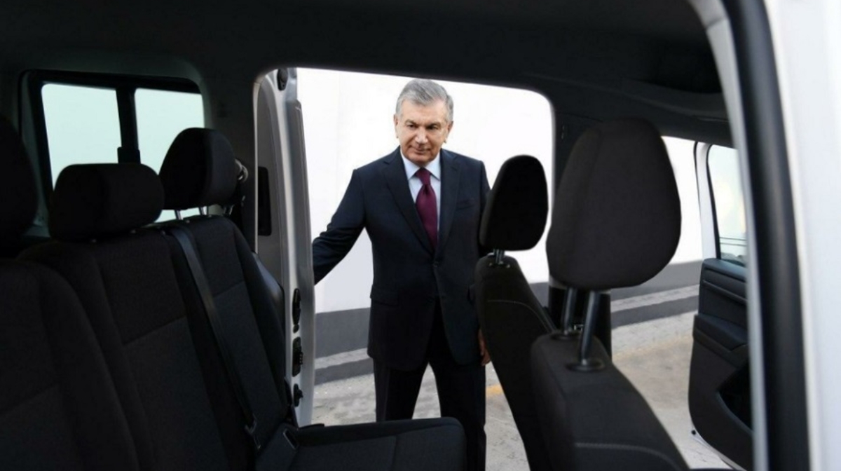 Мирзияев шетел автокөлігі үшін кеден алымын 3 күнде азайтуды тапсырды