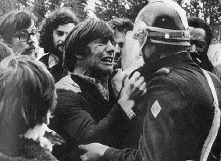 «Sherýde kezdesken eki dos». Biri ereýilshi, ekinshi politsiia.