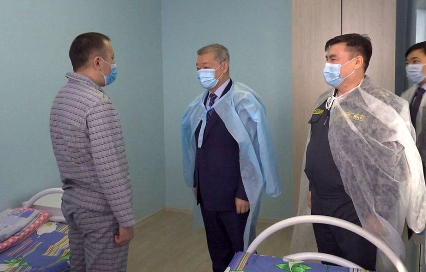 Danial Ahmetov jaraqat alǵan jaýyngerlerge baryp, jaǵdaiyn surady