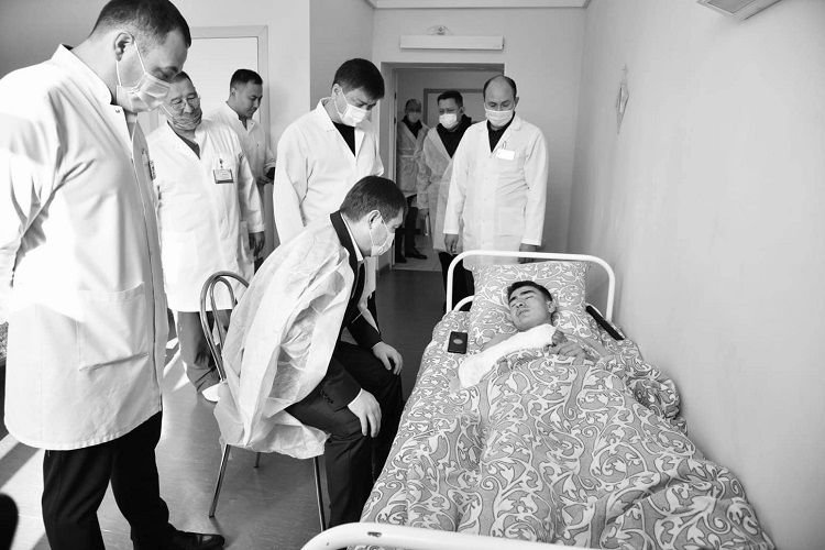 Áitenov jaraqat alǵan tártip saqshylarynyń jaǵdaiyn bildi