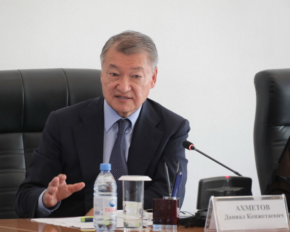 Ahmetov saiasi qýǵyn-súrgin qurbandaryn aqtaý jónindegi komissiianyń esebin tyńdady