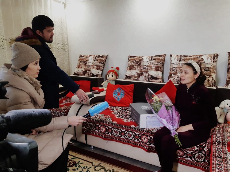 نوۆوروجدەننىە ۆ دەن نەزاۆيسيموستي پولۋچيلي پوداروچنىە بوكسى «سٷيٸنشٸ» ۆ ۆكو