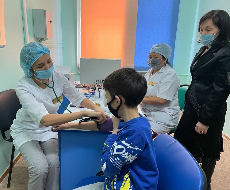 Vaktsina qabyldaǵan jetkinshekter 3 kúnge deiin dárigerdiń baqylaýynda bolady