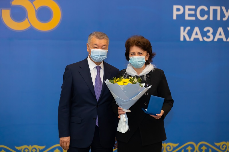Óńirdiń ósip-órkendeýine úles qosqan shyǵysqazaqstandyq azamattar marapattaldy