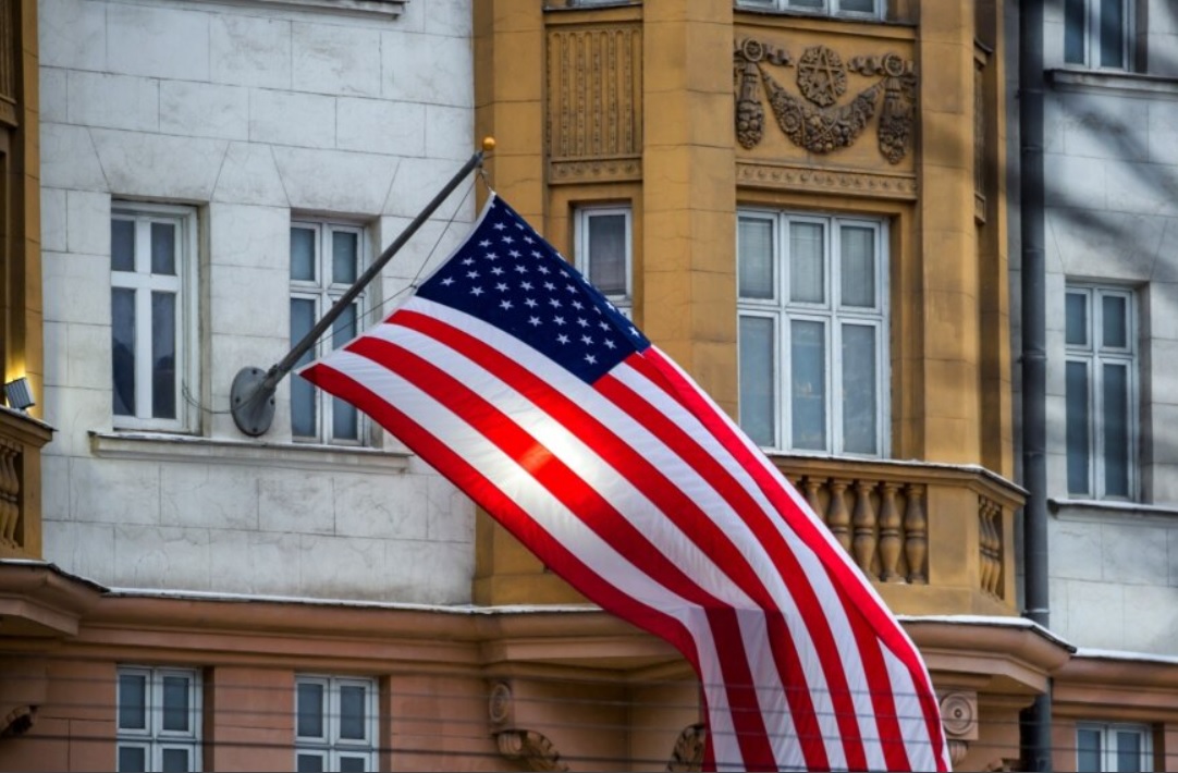 «Máskeýden ketińder!». Resei AQSh diplomattarynyń ketýin talap etti