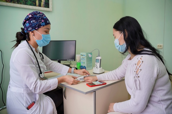 Елордада сәбилерінің денсауылғын жауапкершілікпен қарайтын аналар екпе алып жатыр