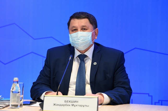 Bekshin «kovid balalar úshin qaýipsiz» degen pikirdiń qate ekenin eskertti