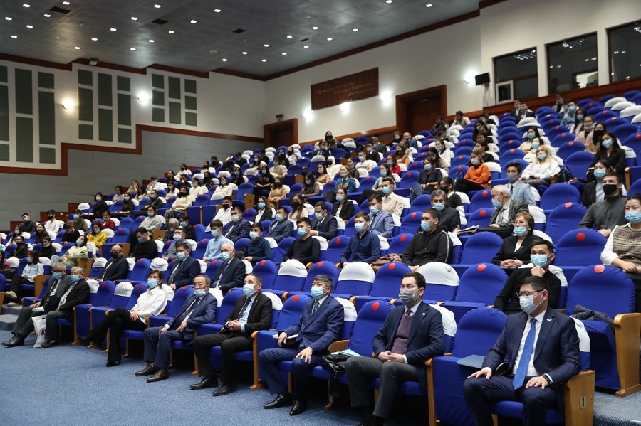 ٷش مينيسترلٸك ۇلتتىق رۋحاني جاڭعىرۋ باعدارلاماسىن ەۇۋ وقىتۋشىلارى مەن ستۋدەنتتەرٸنە تانىستىردى