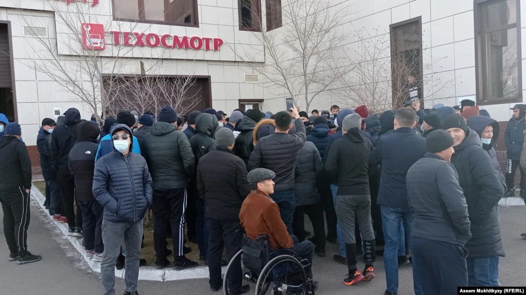 "Taksiletip kún kórip júrmiz". Resei nómirin taqqan júrgizýshiler narazylyqqa shyqty