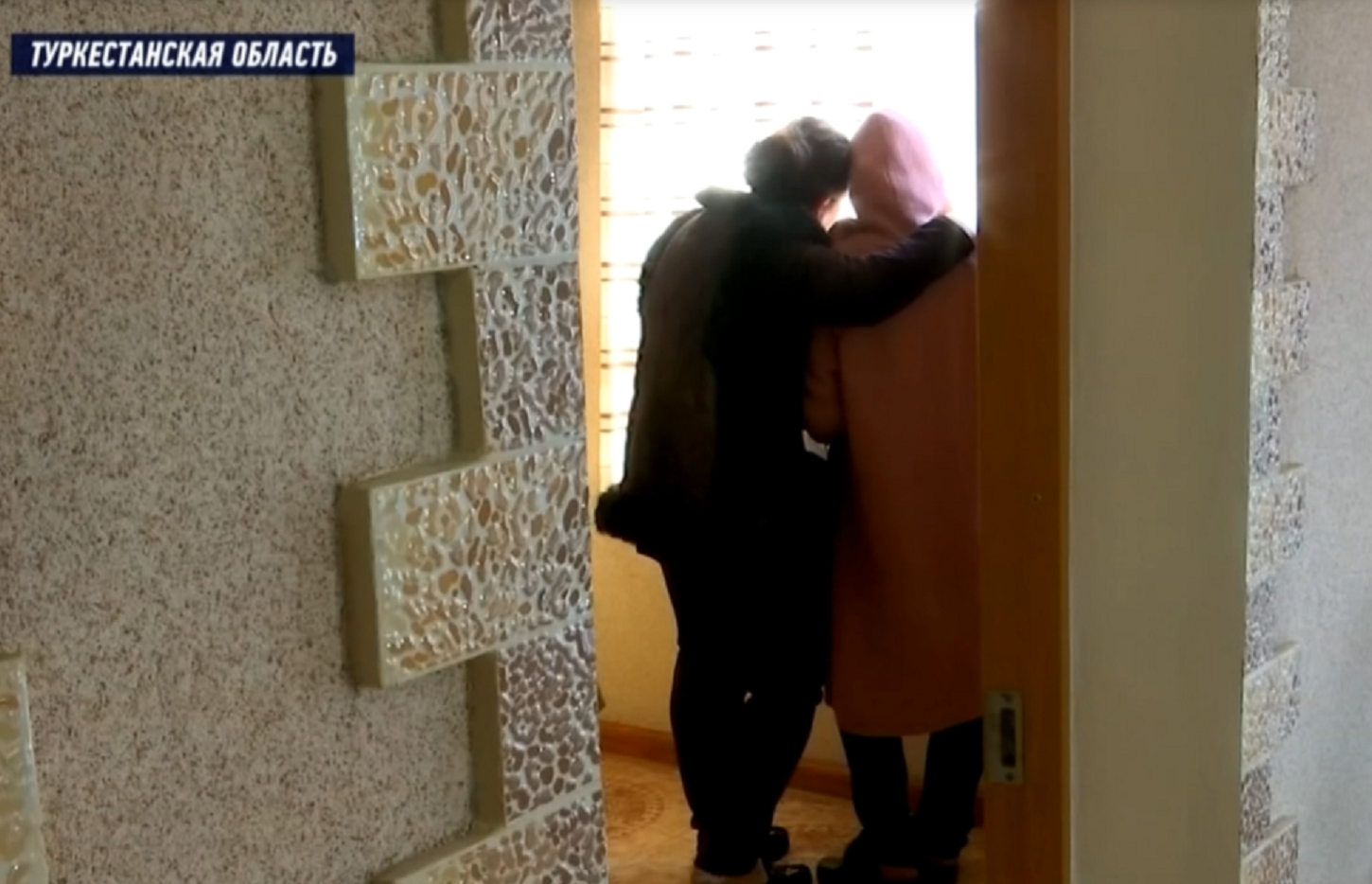 "8 mln em-domyna ketti". Zorlanǵan qyzdyń anasy kúdiktilerden ne sebepti aqsha alǵanyn aitty
