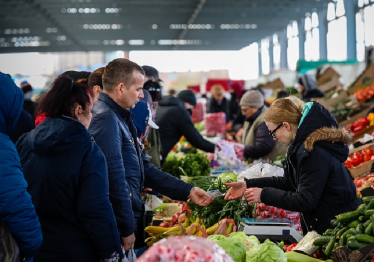 Senator Úkimettiń «optovka bazar» salýyna qarsy shyqty