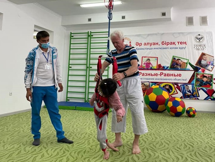 Sal aýrýyn emdeitin «Gross trenajeryn» jasaǵan maman Sairamǵa kelip, qurylǵysyn ornatty