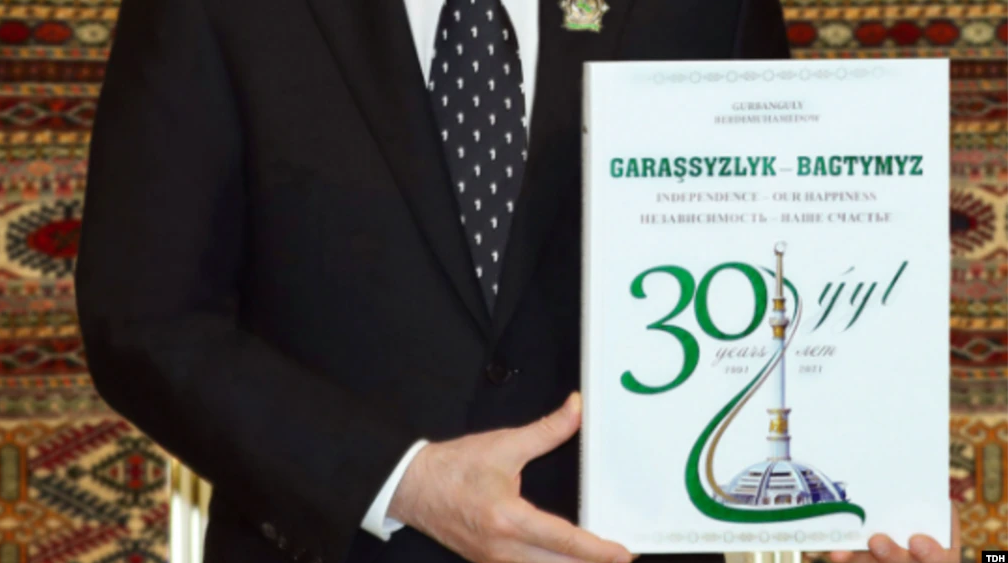 Prezidenttiń jańa kitabyn satyp alýdy mindettep jatyr