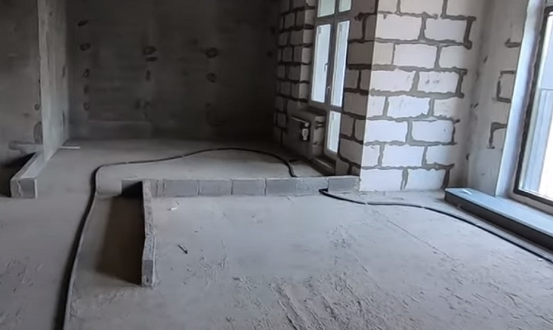 Tanymal ánshi úiin jóndetip alyp, qurylysshylardy qurqol aidap shyqqan