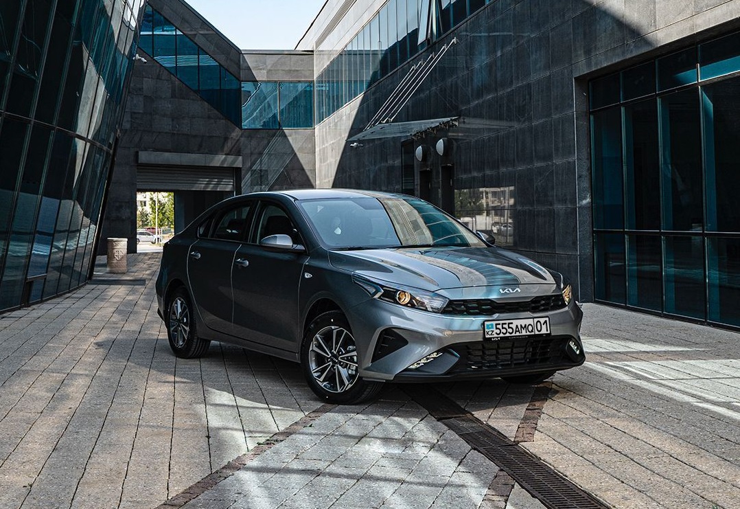 Jańartylǵan Kia Cerato: kez kelgen qyrynan tartymdy