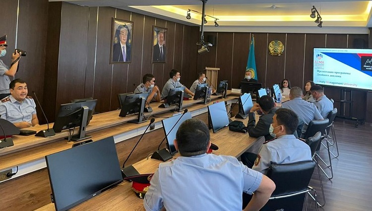 Qos diplomdy bilim berýdiń qoǵamǵa bereri kóp