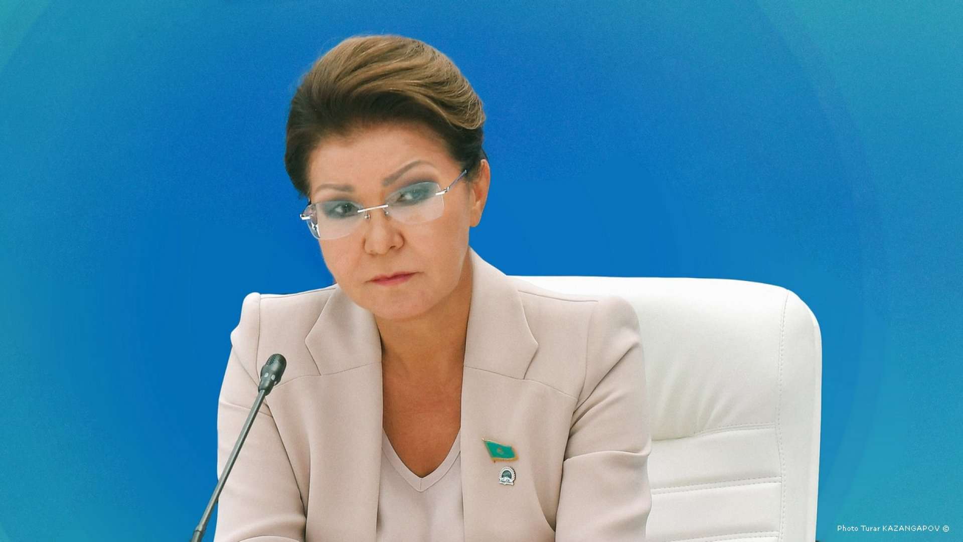 "Maǵan osyny túsindirip berińiz...". Nazarbaeva Máminge saýal joldady