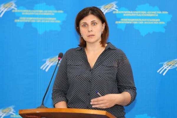 «Barlyq sýbsidiiany iri sharýashylyqtar alyp qoiǵan». Depýtat qarapaiym sharýalardyń jersiz, tehnikasyz qalǵanyn aitty