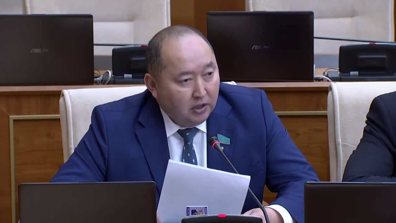 "Toi toqtaýsyz ótip jatyr, moiyndaiyqshy!". Depýtat Dúisenbinov Úkimetke usynys jasady
