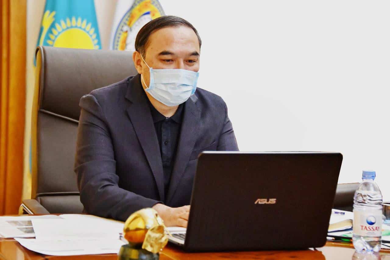 Erjan Babaqumarov mektep direktorlarymen keńes ótkizdi