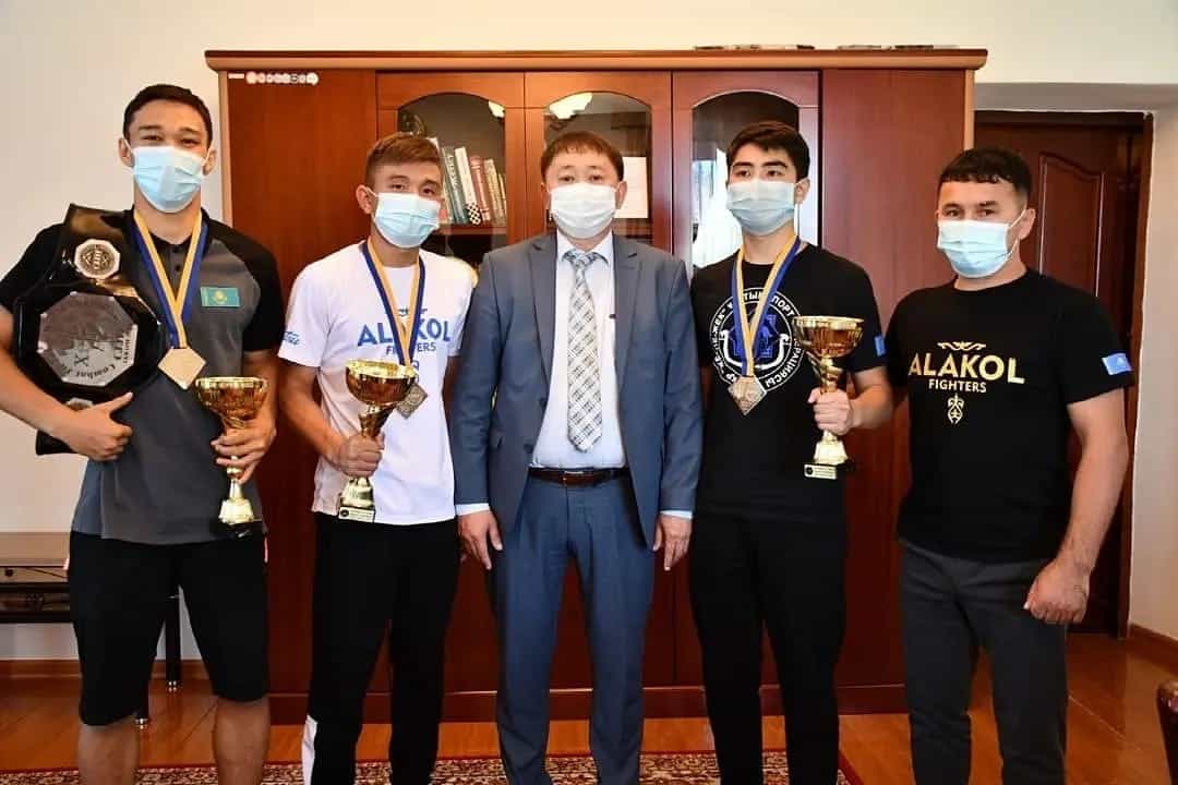 Álemdi baǵyndyrǵan Alakóldiń chempiondary