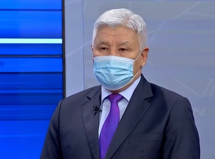 "Ekpeniń arqasynda bir kúnde jumystan qalǵan joqpyn". Qoǵamdyq keńesi múshesi kovidten qalai saqtanǵanyn aitty (video)