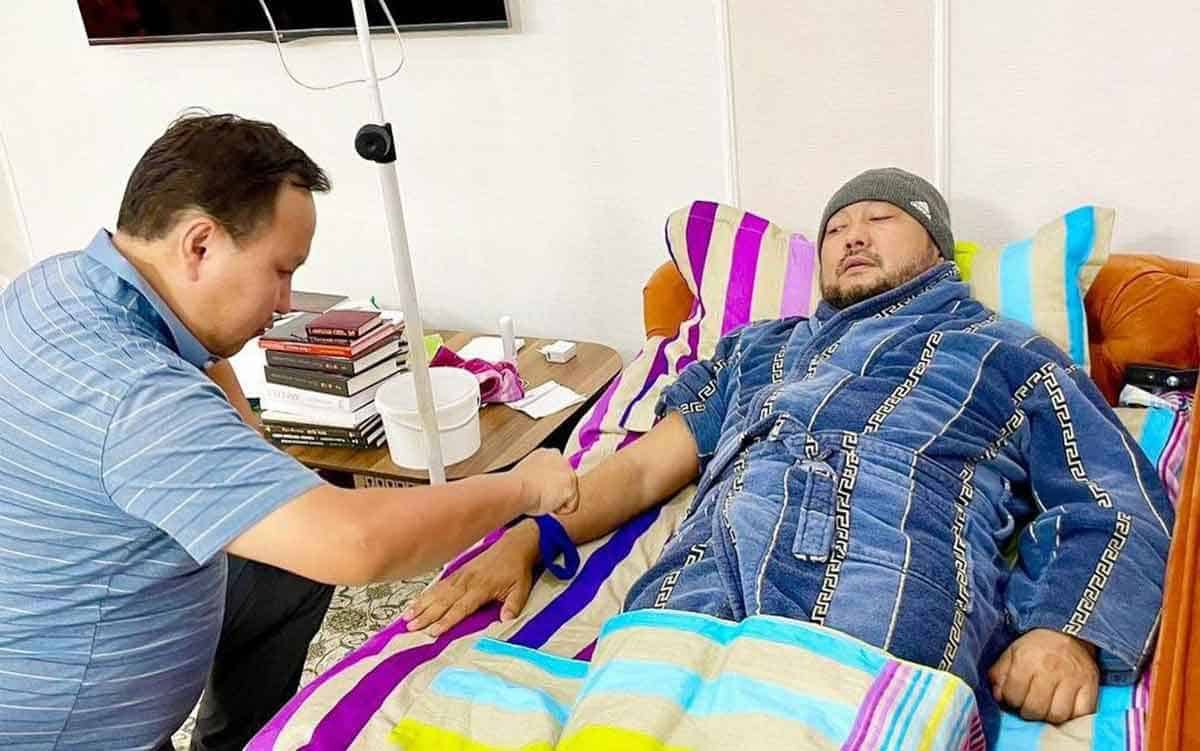 "Bul Allanyń eskertýi...". Muhammedjan Tazabek koronavirýs juqtyrdy