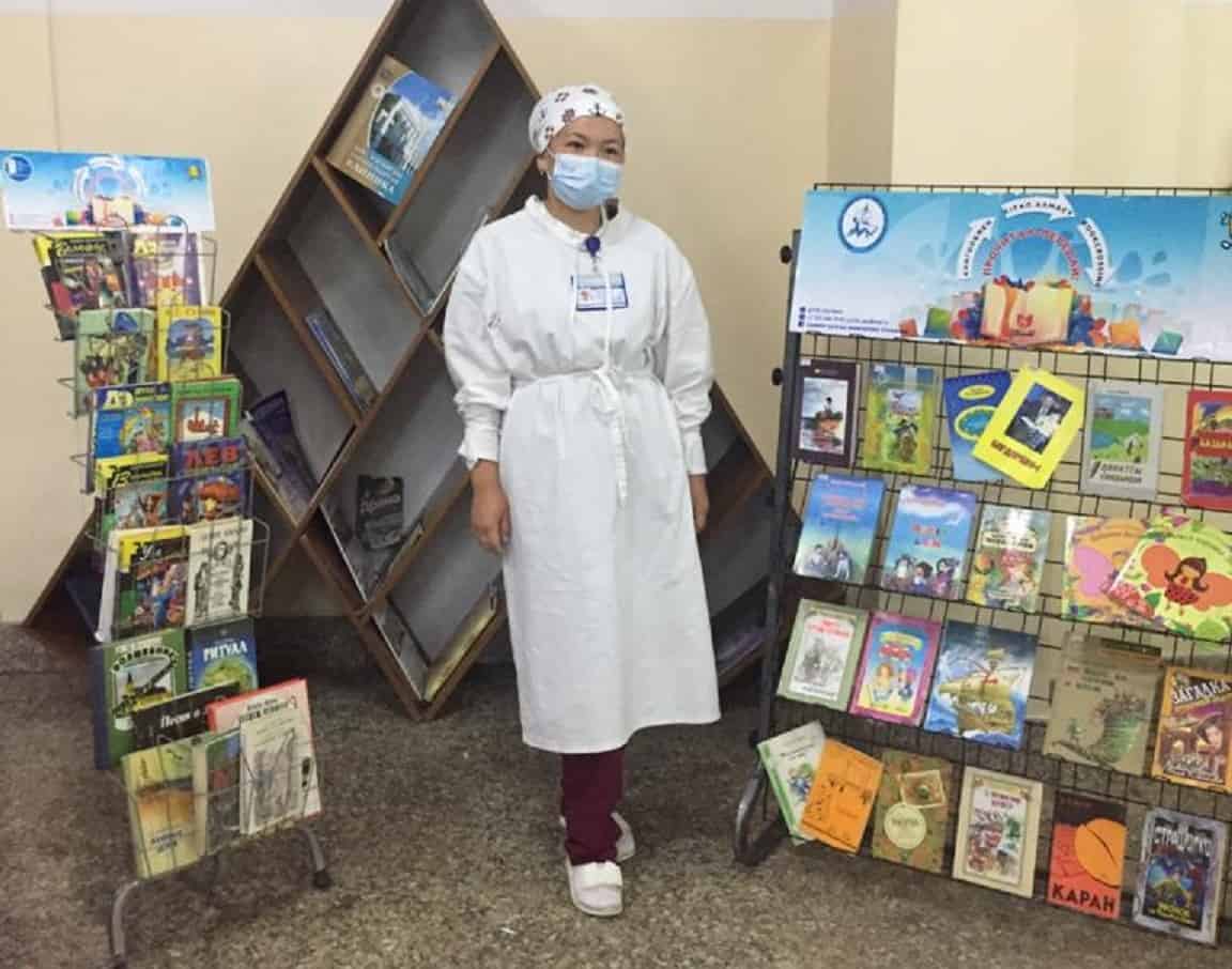 Shymkentte em alýshylarǵa arnalǵan kitap sóreleri ornatyldy