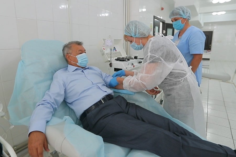 Danial Ahmetov koronavirýspen aýyryp jatqandardyń ómirin saqtap qalý úshin qan tapsyrdy